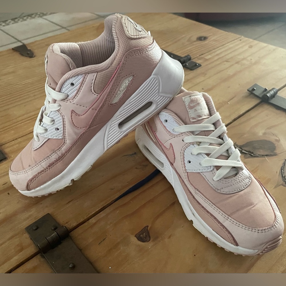 Rose summit Nike air max, size 3Y. Please see pics for details.